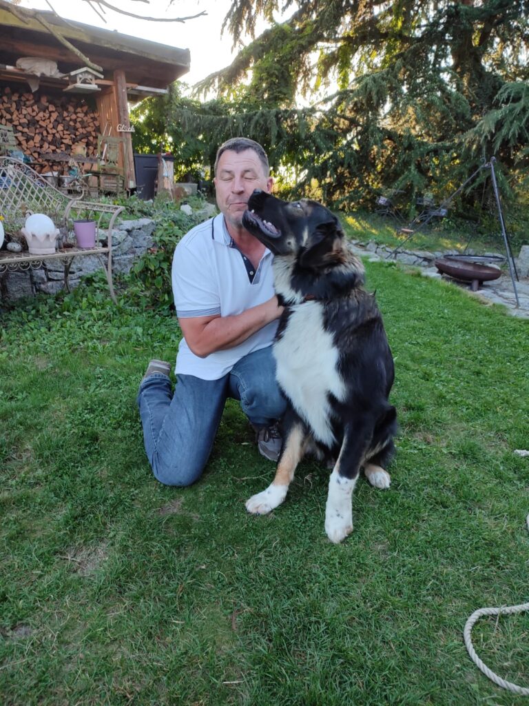 Thorsten Lapsit mit Klein-Rocky - Hundetraining im Garten beim Kunden zuhause