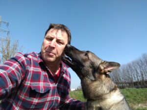 Carlos, ein treuer Hund aus dem Tierschutz, liebt Hundetrainer Thorsten Lapsit
